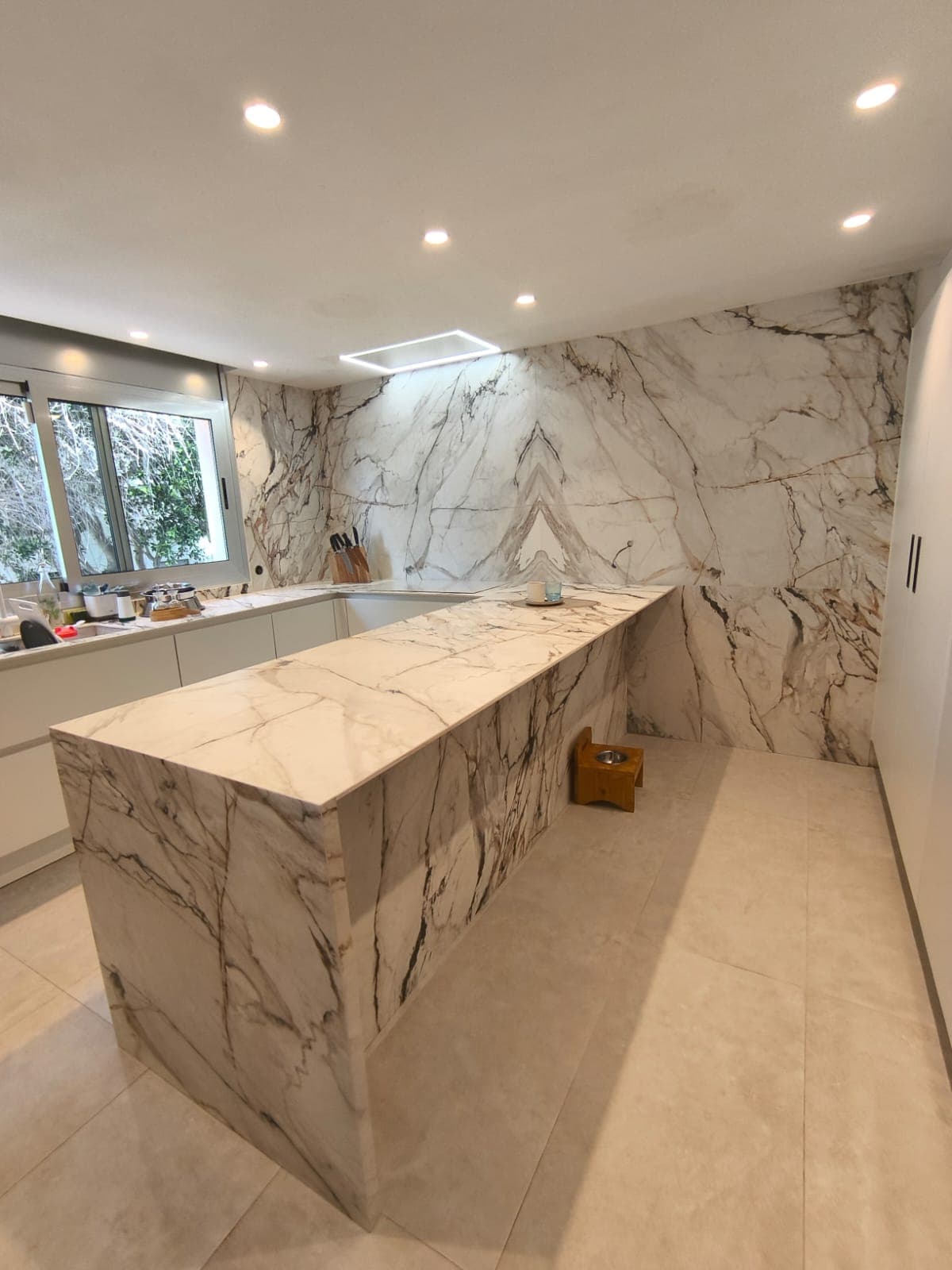 Encimera de cocina con isla y superficie de piedra veteada